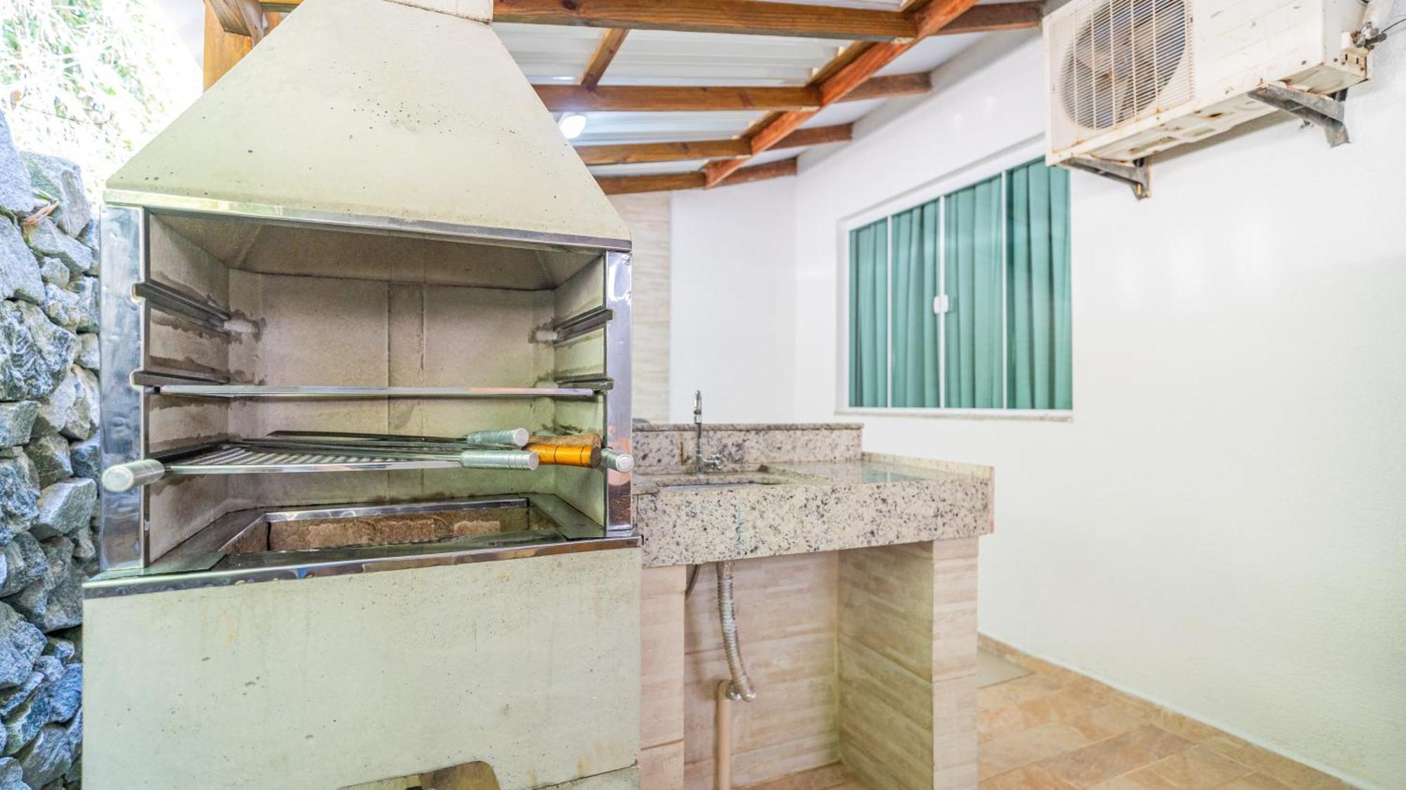 Villa Residencial Com Piscina Possui Jacuzzi Aquecida Com Hidromassagem Bombinhas Esterno foto