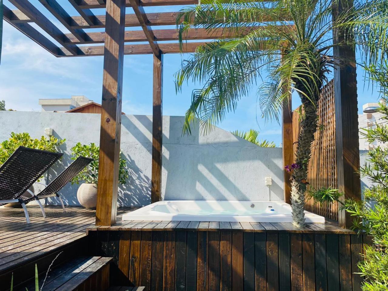 Villa Residencial Com Piscina Possui Jacuzzi Aquecida Com Hidromassagem Bombinhas Esterno foto